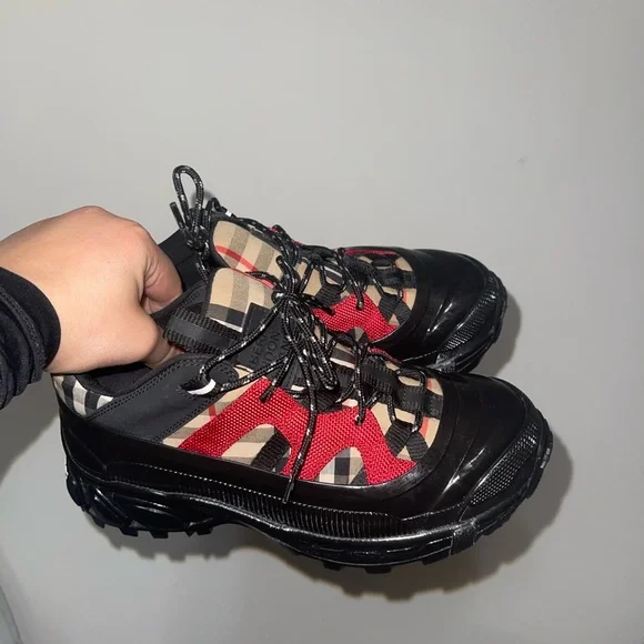 Burberry shoes - Picture 1 of 2